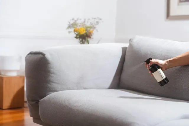 Semprot cairan pembersih khusus kain sofa