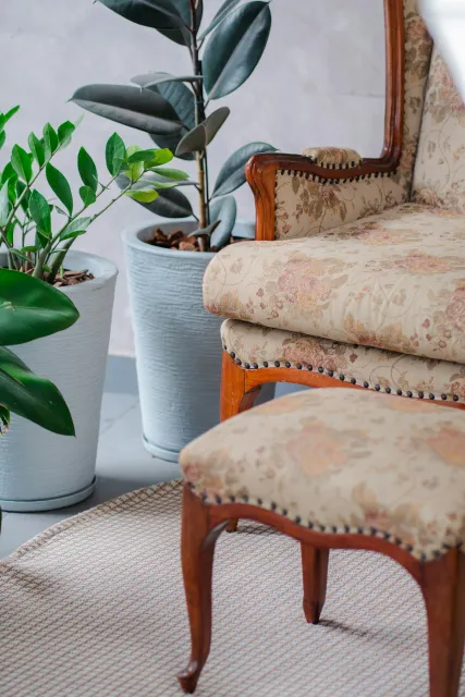 Kursi dan sofa berbahan kain motif